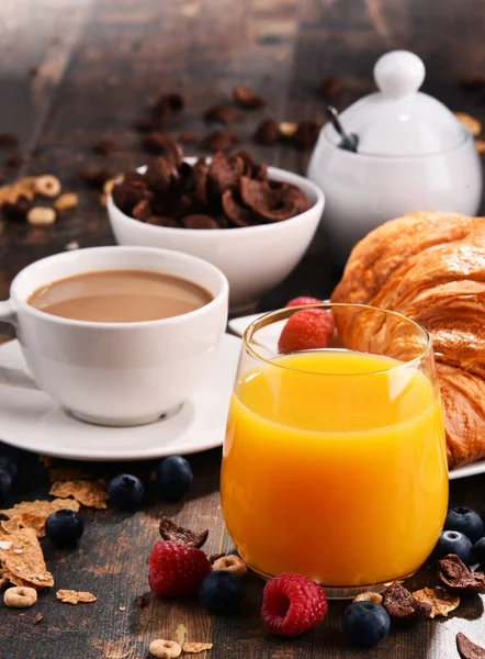 Frühstück mit Kaffee, Saft, Croissants und Obst — Stockfoto