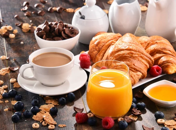 Kahve, meyve suyu, kruvasan ve meyve ile Kahvaltı