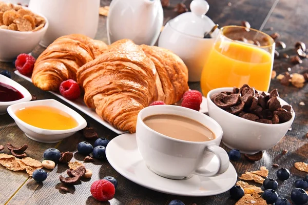 Kahve, meyve suyu, kruvasan ve meyve ile Kahvaltı