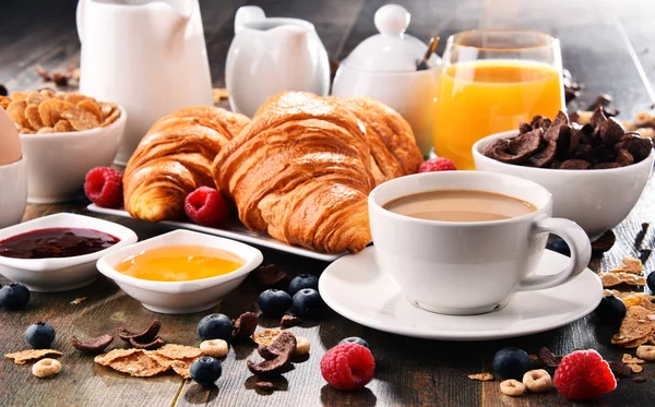 Frühstück mit Kaffee, Saft, Croissants und Obst — Stockfoto