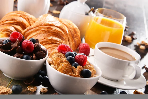 Kahve, meyve suyu, kruvasan ve meyve ile Kahvaltı