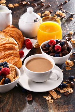 Kahve, meyve suyu, kruvasan ve meyve ile Kahvaltı