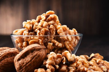 Ahşap masa üzerinde Farsça cevizli kase