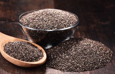 Ahşap masa üzerinde haşhaş tohumu kase ile kompozisyon