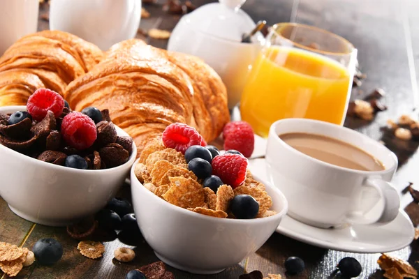 Desayuno servido con café, zumo, croissants y frutas — Foto de Stock