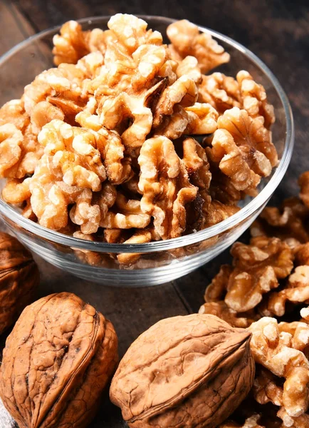 Ahşap masa üzerinde Farsça cevizli kase