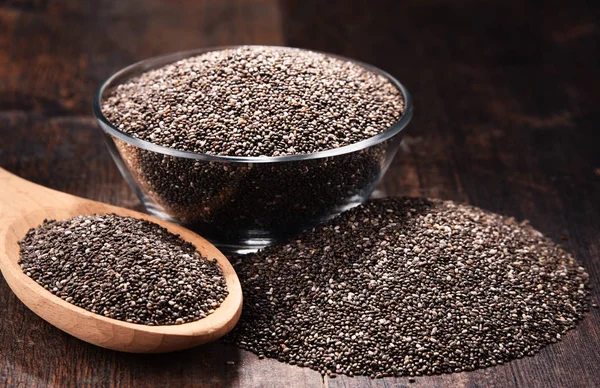 Ahşap masa üzerinde haşhaş tohumu kase ile kompozisyon