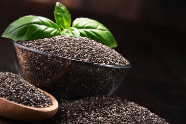 Ahşap masa üzerinde haşhaş tohumu kase ile kompozisyon