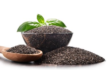 Chia tohum üzerinde beyaz izole kase