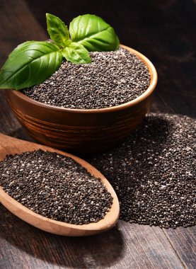 Ahşap masa üzerinde haşhaş tohumu kase ile kompozisyon