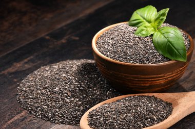 Ahşap masa üzerinde haşhaş tohumu kase ile kompozisyon