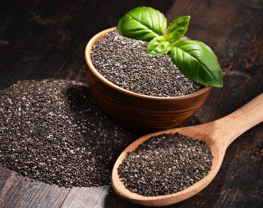 Ahşap masa üzerinde haşhaş tohumu kase ile kompozisyon