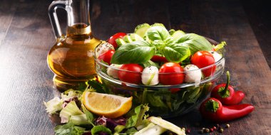 Sebze salatalı kompozisyon. Dengeli diyet