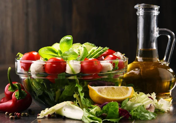 Composição com tigela de salada vegetal. Dieta equilibrada — Fotografia de Stock