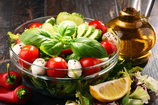 Composición con ensaladera de verduras. Dieta equilibrada —  Fotos de Stock