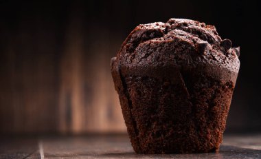 ahşap masa üzerinde çikolatalı muffin