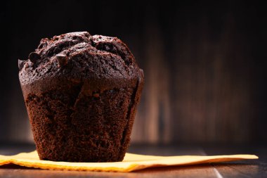 ahşap masa üzerinde çikolatalı muffin