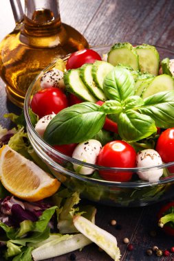 Sebze salatalı kompozisyon. Dengeli diyet