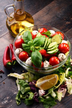 Sebze salatalı kompozisyon. Dengeli diyet