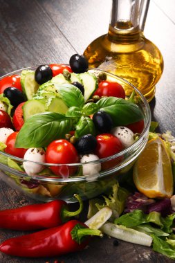 Sebze salatalı kompozisyon. Dengeli diyet