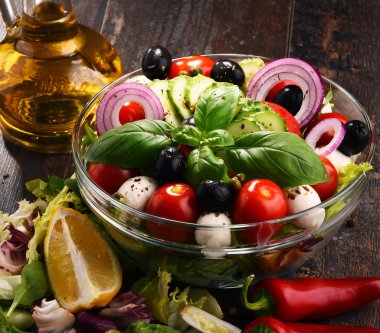 Sebze salatalı kompozisyon. Dengeli diyet