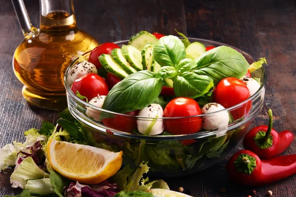 Sebze salatalı kompozisyon. Dengeli diyet