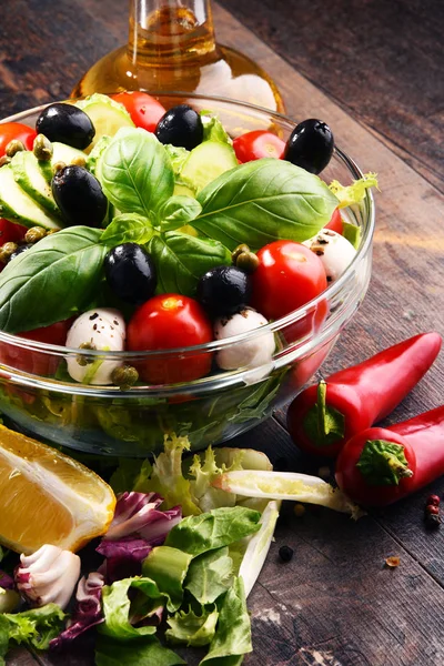 Composizione con insalatiera vegetale. Dieta equilibrata — Foto Stock