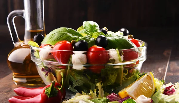 Состав с овощным салатом. Сбалансированное питание — стоковое фото