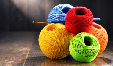 Tığ ve ahşap masa kancaya için renkli iplik