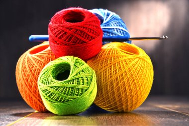 Tığ ve ahşap masa kancaya için renkli iplik