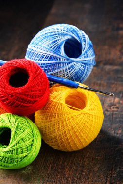 Tığ ve ahşap masa kancaya için renkli iplik