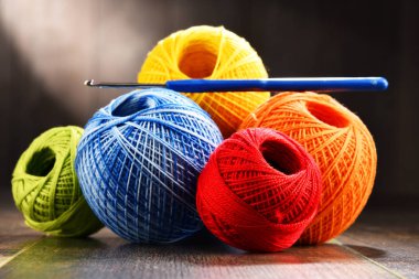 Tığ ve ahşap masa kancaya için renkli iplik