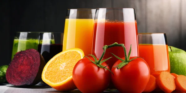 眼镜与新鲜有机蔬菜和水果果汁 — 图库照片