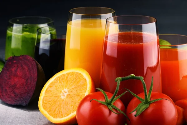 Okulary z świeżych organicznych warzyw i soków owocowych — Zdjęcie stockowe