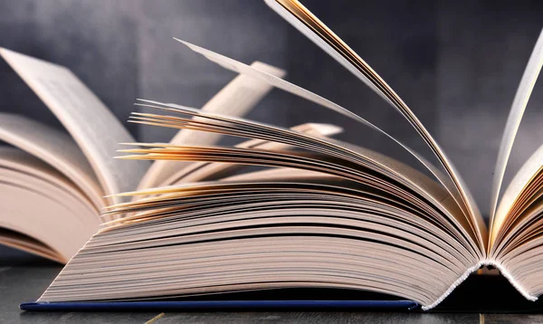 Masanın üzerinde açık bir kitapla kompozisyon