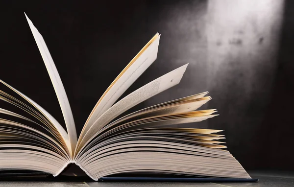 Masanın üzerinde açık bir kitapla kompozisyon