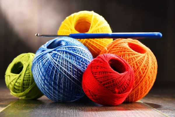 Tığ ve ahşap masa kancaya için renkli iplik