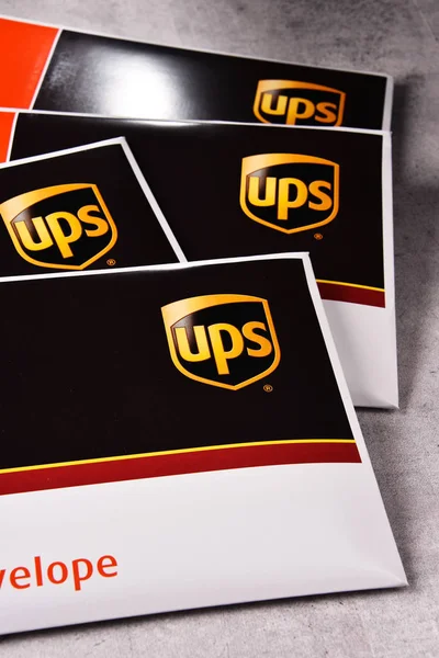 Obálky z Uinited balíkové služby nebo Ups — Stock fotografie