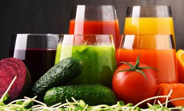 Taze organik sebze ve meyve suları ile gözlük