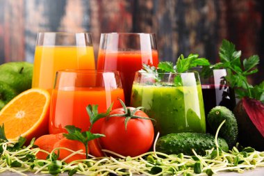 Taze organik sebze ve meyve suları ile gözlük