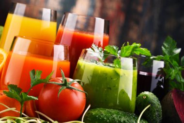 Taze organik sebze ve meyve suları ile gözlük