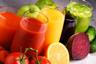 Taze organik sebze ve meyve suları ile gözlük