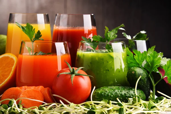 Bicchieri con verdure fresche biologiche e succhi di frutta — Foto Stock