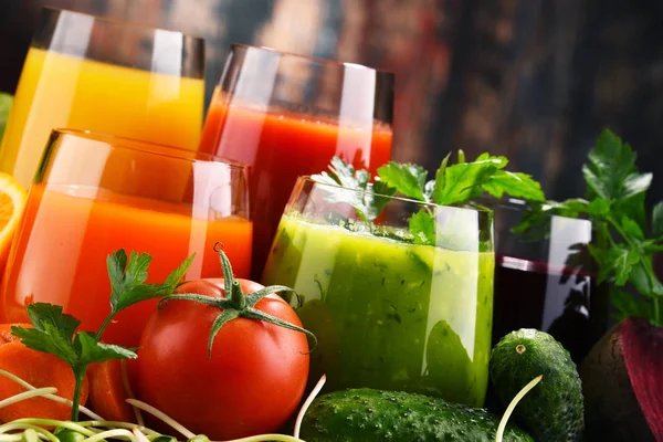 Gelas dengan sayuran organik segar dan jus buah — Stok Foto