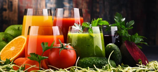 Vasos con jugos orgánicos frescos de frutas y verduras — Foto de Stock