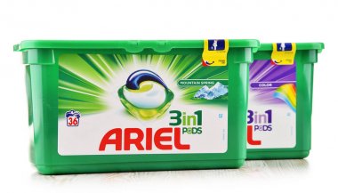 Ariel çamaşır deterjan ürünleri üzerinde beyaz izole