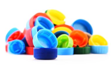 Plastik şişe kapakları beyaz arka planda izole edilmiş