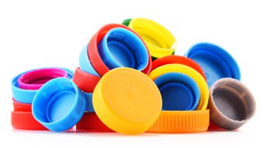 Plastik şişe kapakları beyaz arka planda izole edilmiş
