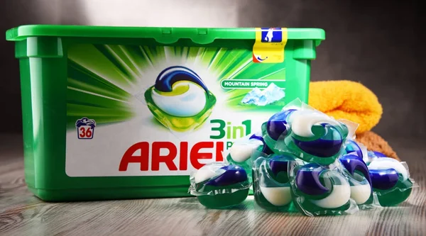 Ariel produtos detergentes para roupa — Fotografia de Stock