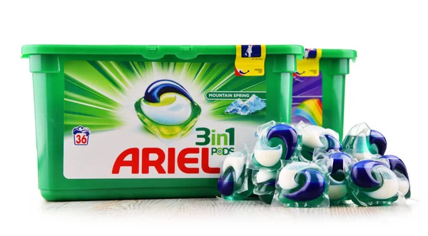 Ariel detergente de lavanderia produtos isolados em branco — Fotografia de Stock